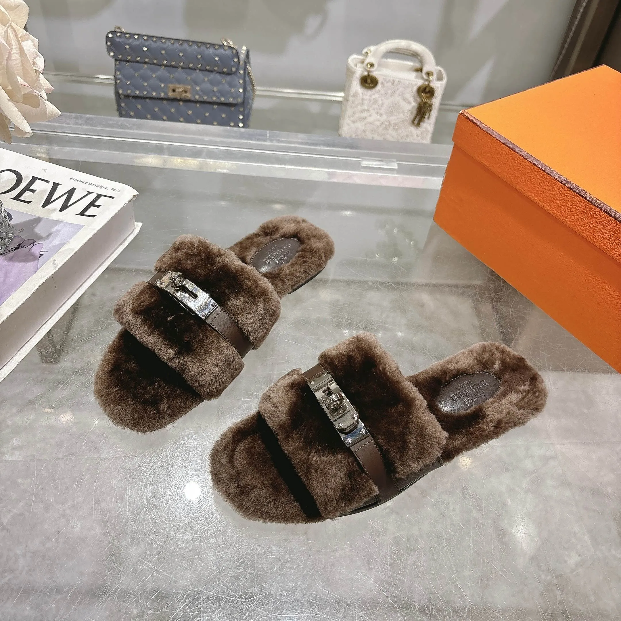 👟👟Ex-factory price 500👟👟 Purchasing agent level Hermes Hermès second uncle hair slippers are in stock all year round. 2025 new and new colors official website, Xiaohongshu synchronizes the latest color matching Hermès hot models are hot online, upgraded workmanship, high quality! Fashionable small wool H-trailers, autumn and winter style flat-soled wool mop, can be customized without standard, non-refundable and non-exchangeable. Fabric: Imported lamb's roll real wool. Lining: Imported lamb's roll real wool. Outsole: Genuine leather outsole. Size: 35-43, [Note: 41, 42, 43 customized]